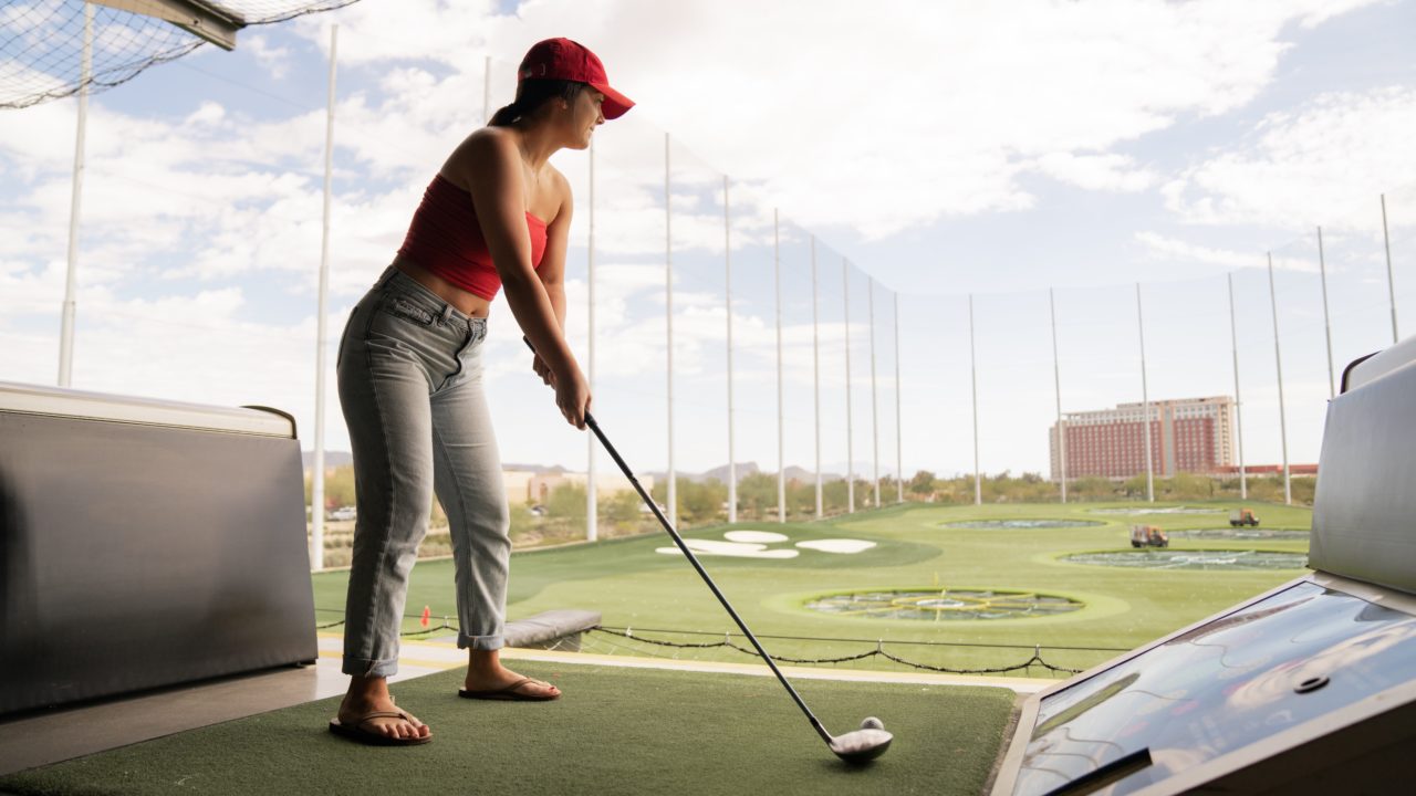 女性はゴルフの打ちっぱなし練習場にどんな服装で行けばいい Attiva